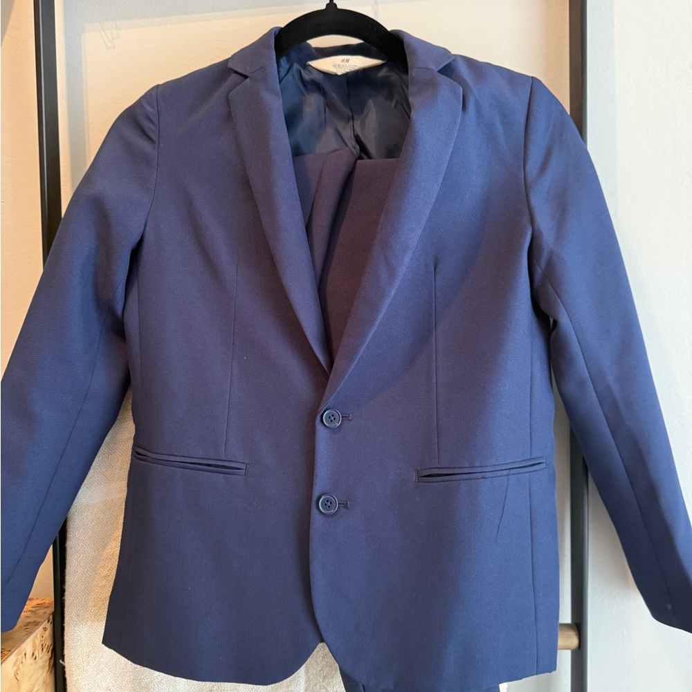 Boys H&M two piece slim fit suit 
Navy
US size 9-10